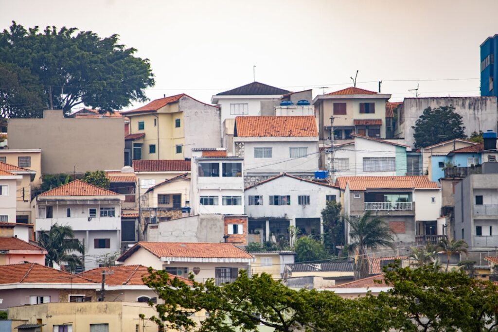 Casas residenciais em bairro brasileiro, representando o perfil imobiliário de Jacarepaguá no Rio de Janeiro.