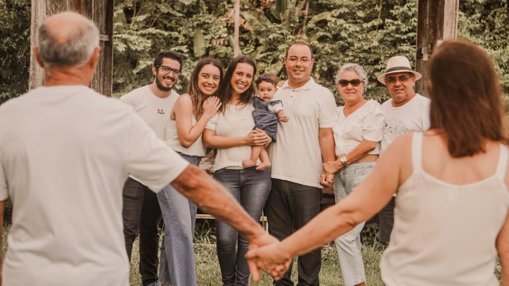 Família brasileira reunida representando herdeiros em situação de inventário e herança de imóvel