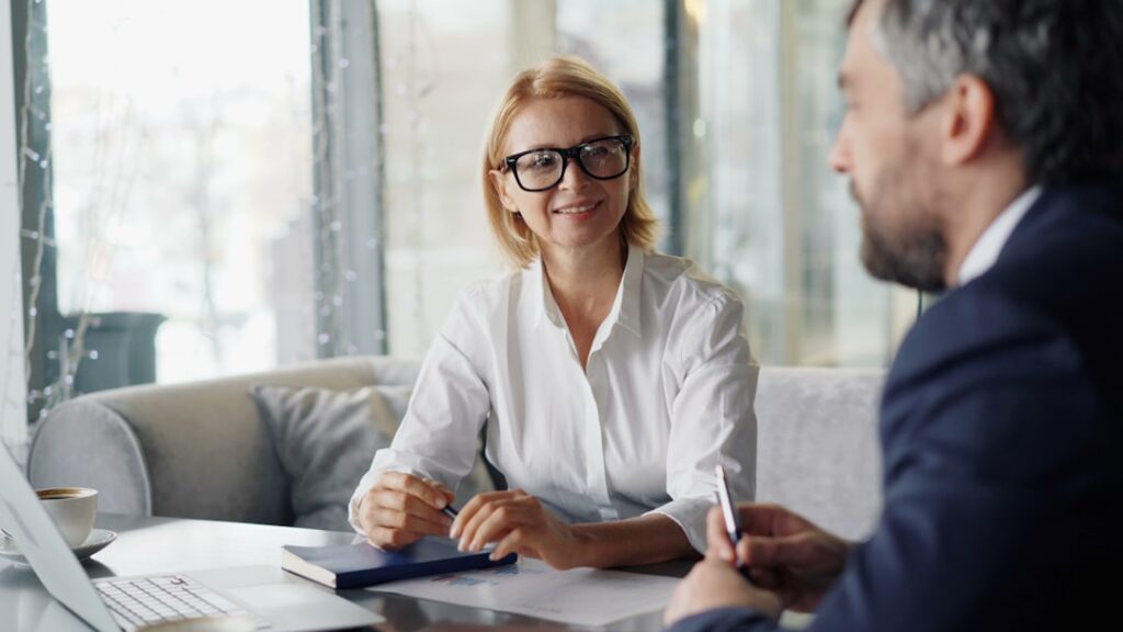 Advogado previdenciário em consulta com cliente, analisando documentos e orientando sobre direitos previdenciários