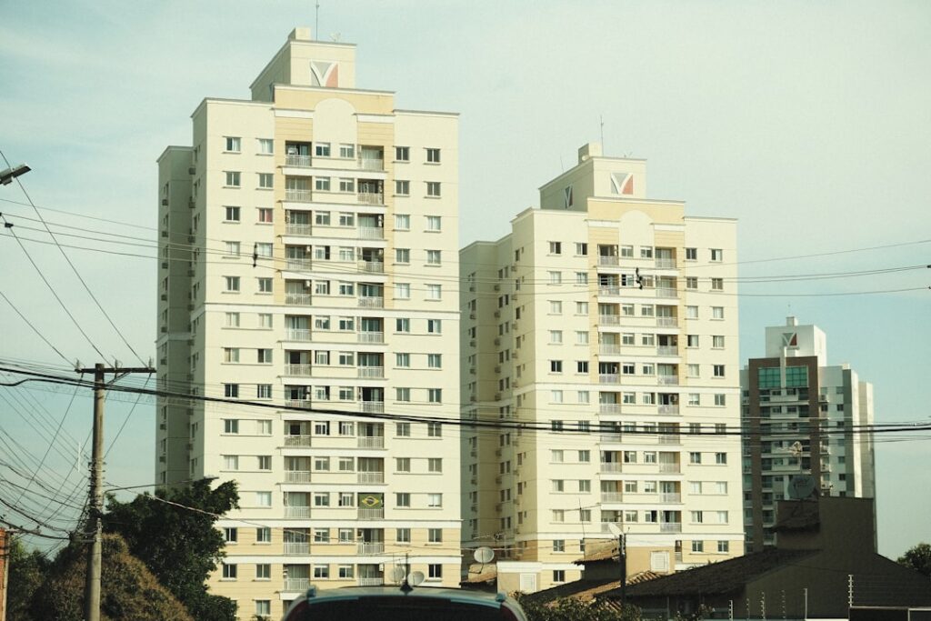Prédios residenciais em condomínio urbano no Brasil, representando a expansão imobiliária na Barra Olímpica