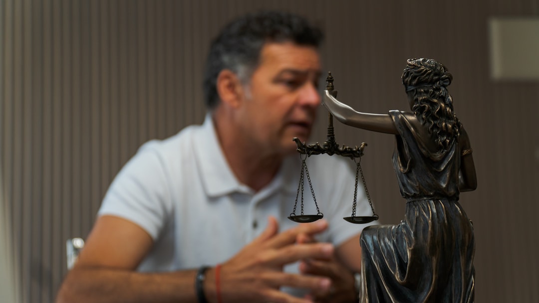 Advogado especializado em direito de sucessão com estátua da Justiça em primeiro plano