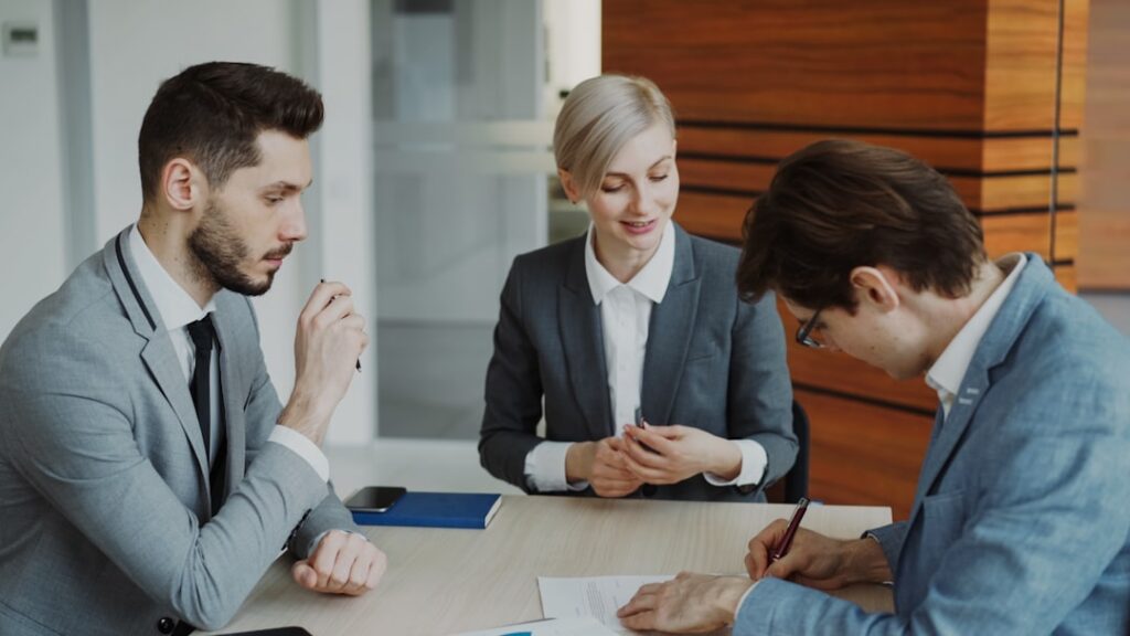 Advogado orientando casal durante negociação e estruturação de acordo de divórcio e partilha de bens