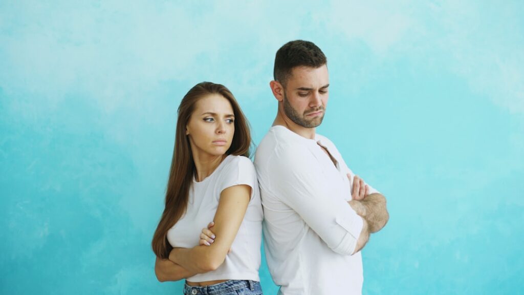 Casal em conflito, representando a necessidade de compreender o regime de bens no divórcio